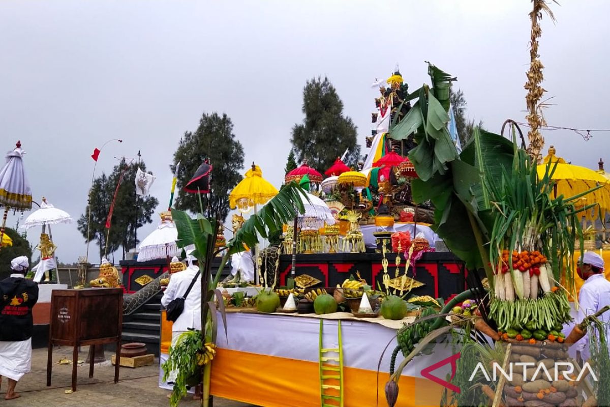 Dua calon dukun pandita jalani mulunen pada puncak Yadnya Kasada