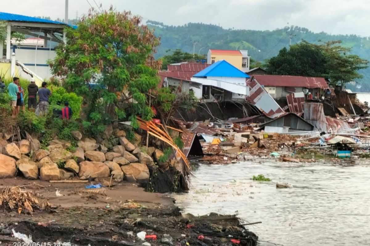 Abrasi di daerah pesisir Minahasa Selatan memaksa 266 warga mengungsi