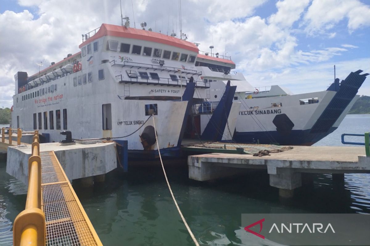 Pelayaran kapal feri dari Pulau Simeulue dihentikan karena cuaca buruk