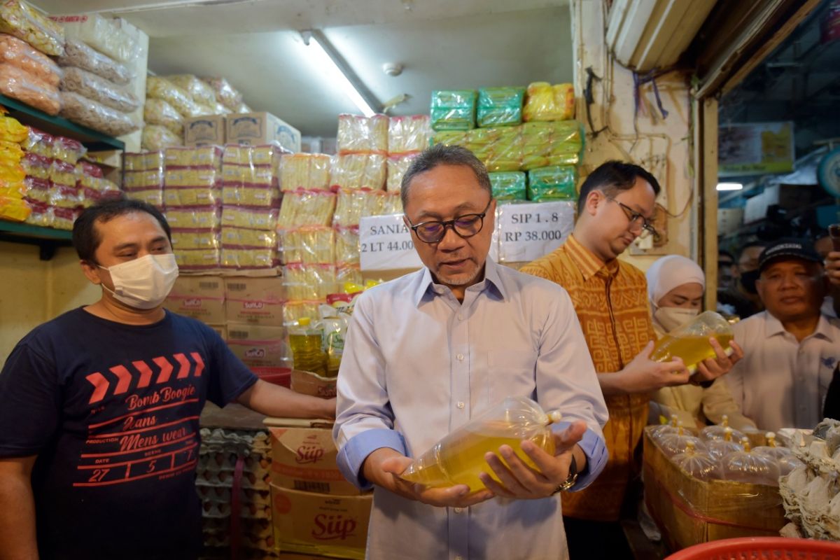 Trade minister inspects food stocks, prices at Cibubur Market