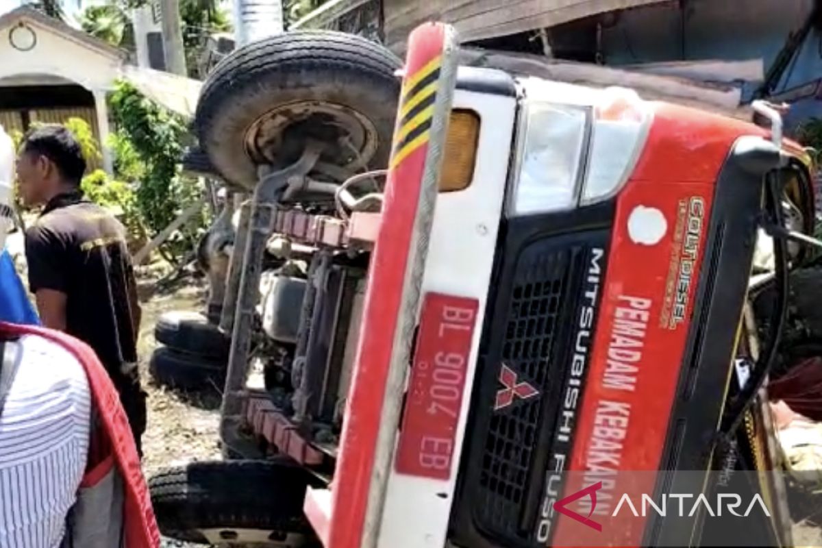 Armada damkar terbalik di Aceh Barat akibatkan petugas meninggal