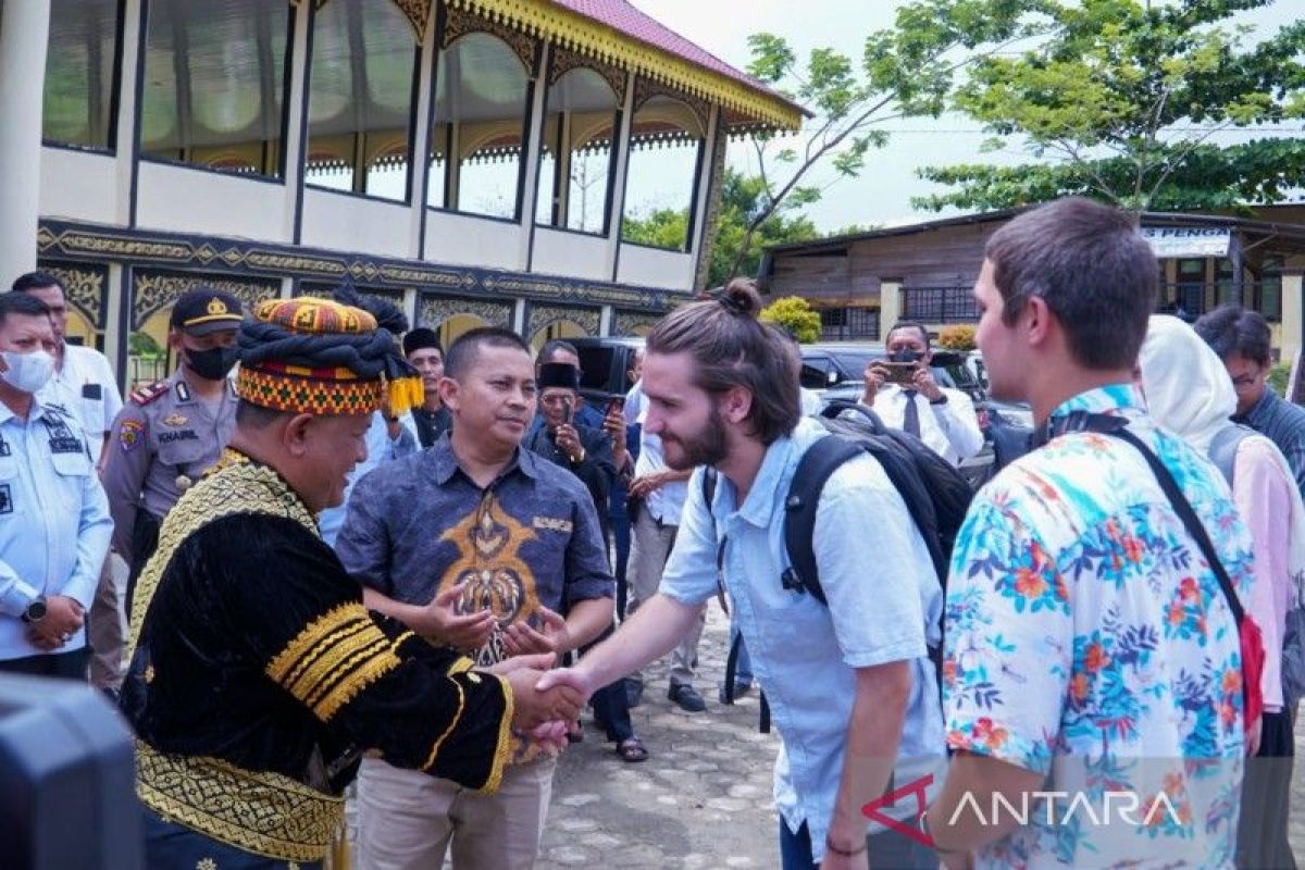 Pelajar Amerika berkunjung ke Kampar belajar budaya