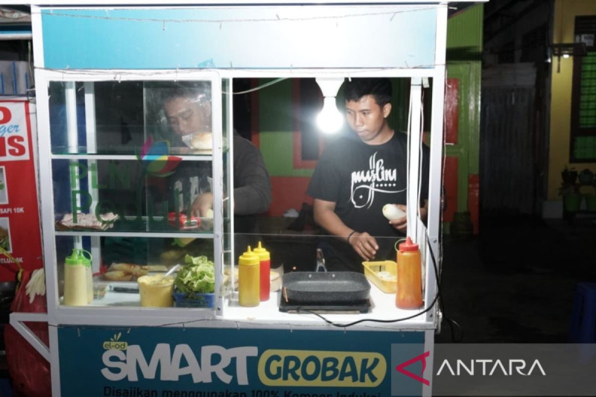 PLN dukung UMKM lewat Program Smart Gerobak di Makassar