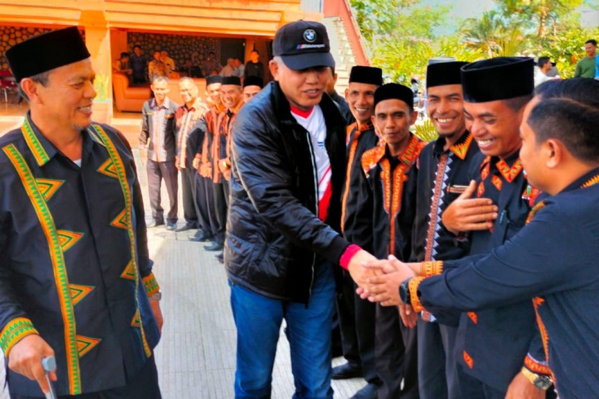 Gubernur Nova Iriansyah naik motor  tinjau jalan tembus pedalaman Aceh