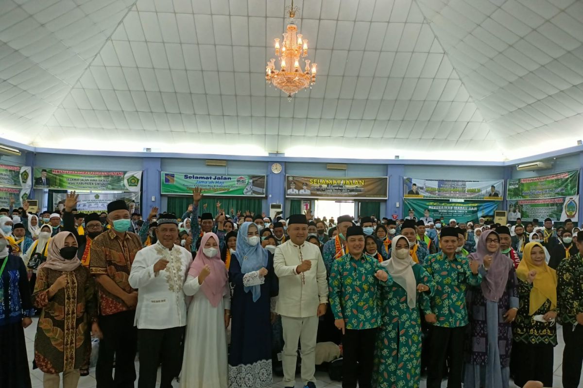 Bupati melepas jamaah calon haji di Batam