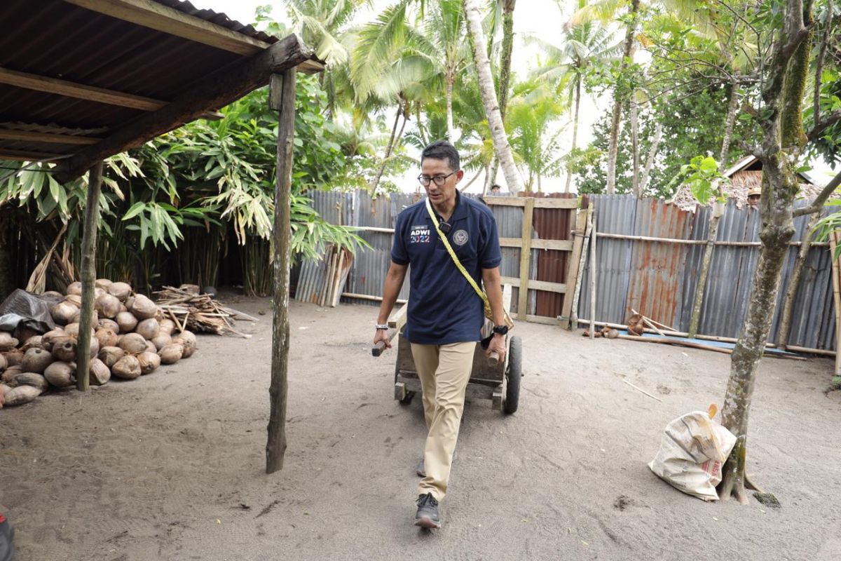 Kunjungi Desa Wisata Pantai Lapasi, Sandiaga Uno bawa gerobak beri mesin kapal bantu UMKM