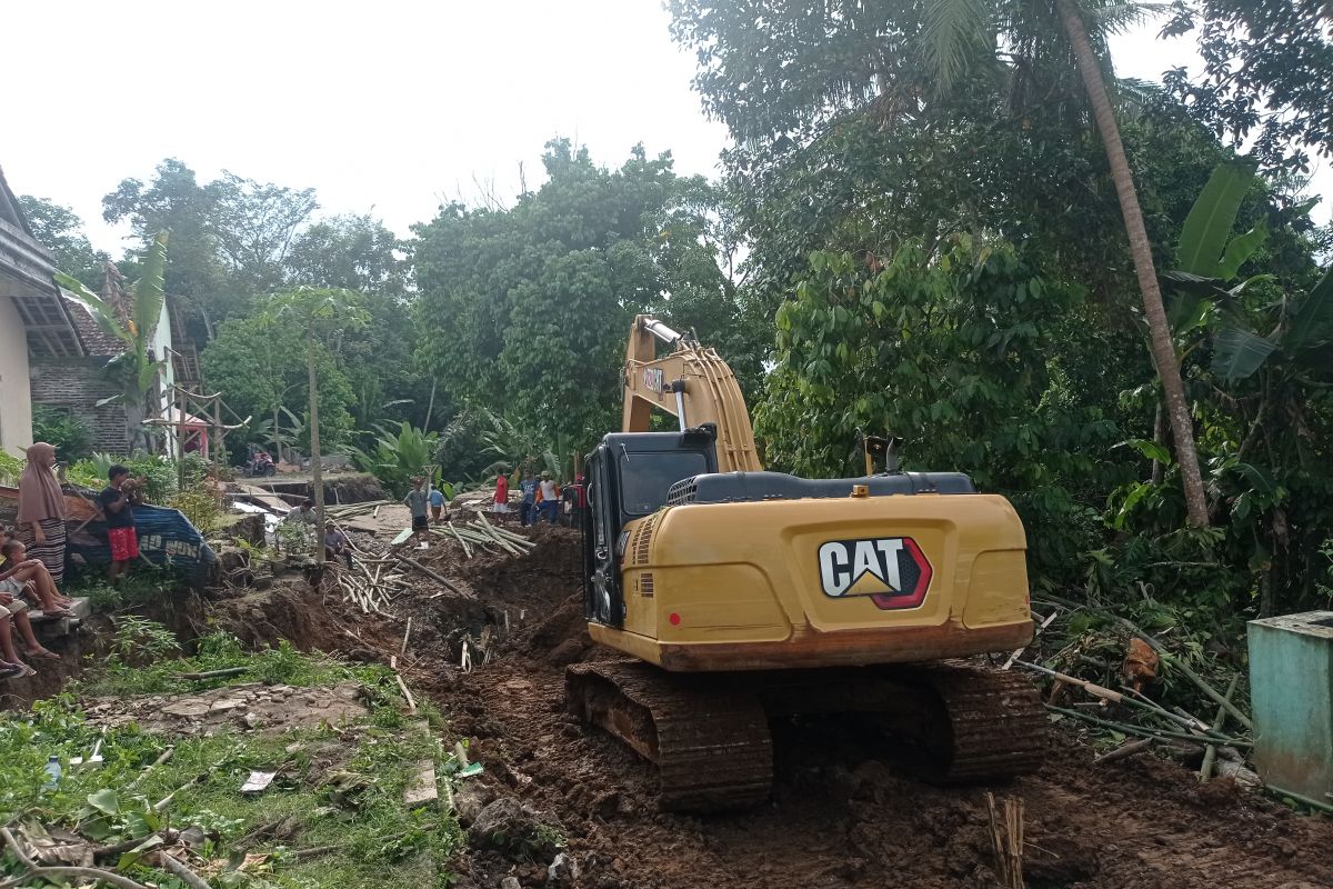 Bencana tanah bergerak di Kabupaten Lebak akibatkan jalan antardesa terputus