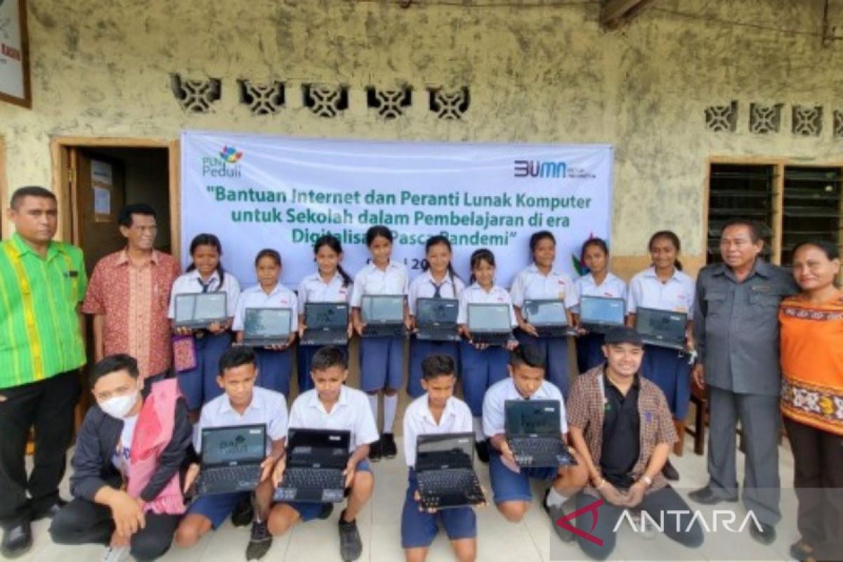 PLN bantu 40  laptop dan internet untuk empat sekolah di Pulau Sumba