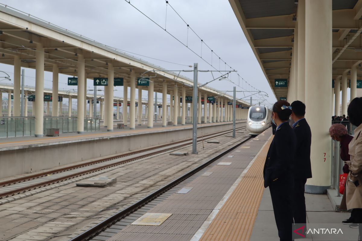 China memiliki jalur kereta api terpanjang di atas gurun 825 kilometer
