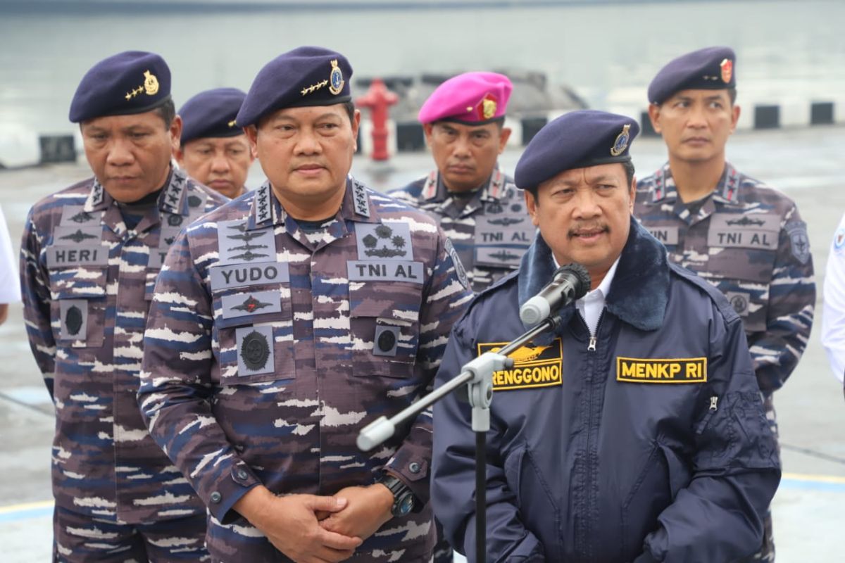 Trenggono terima Brevet Kehormatan Hidro-Oseanografi TNI AL