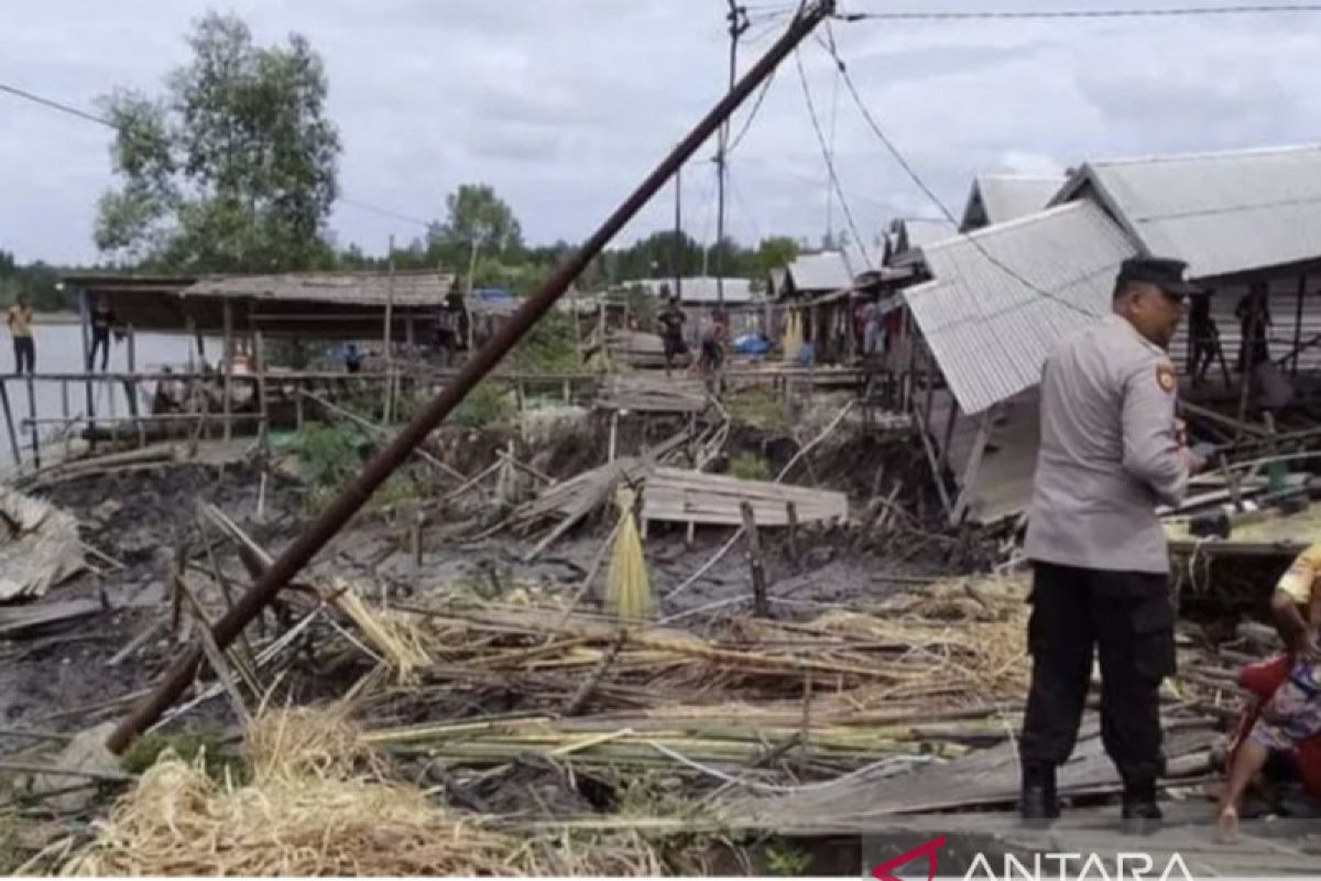 Enam rumah dan satu ruas jalan rusak parah karena abrasi di Inhil