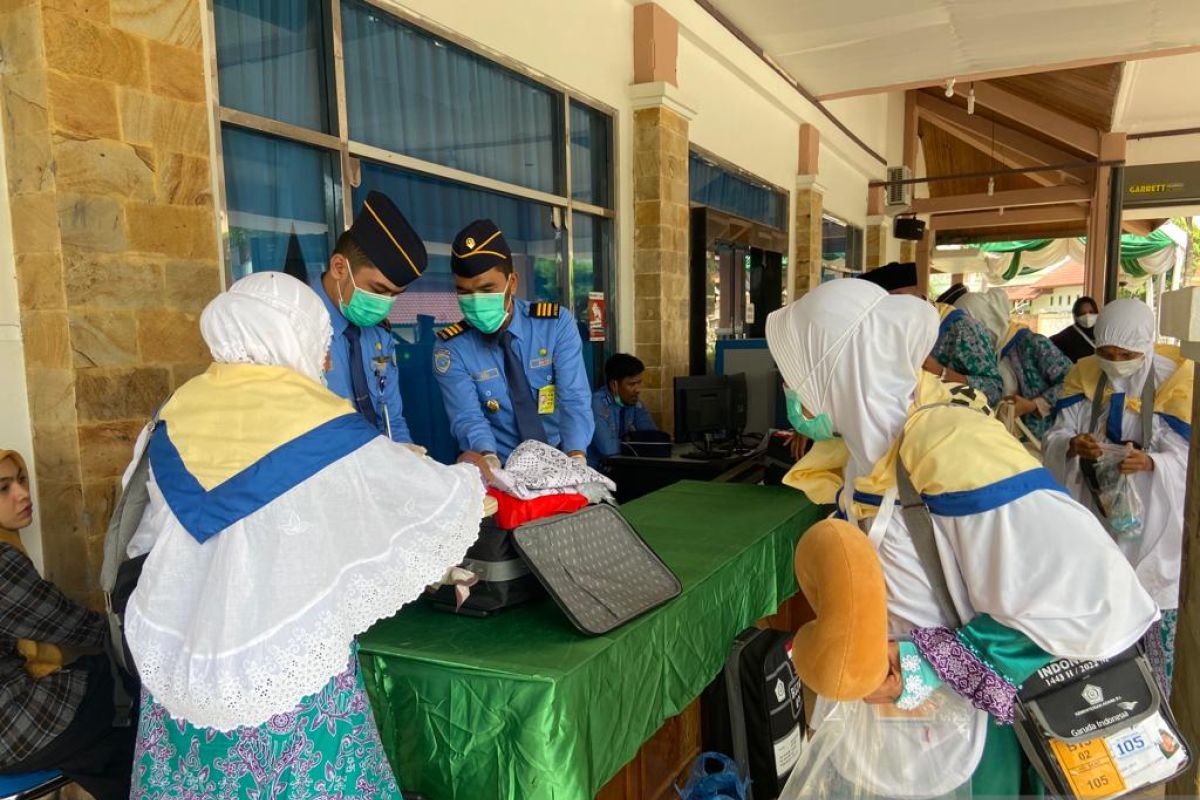 Petugas sita gunting dan pisau kater milik jamaah calon haji Aceh