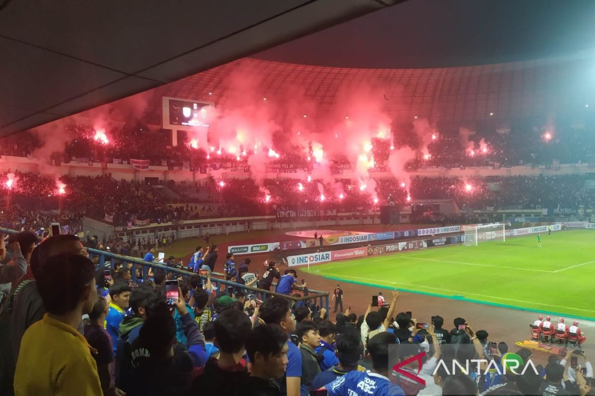 Piala Presiden terancam tak berlanjut di GBLA jika ada flare saat laga