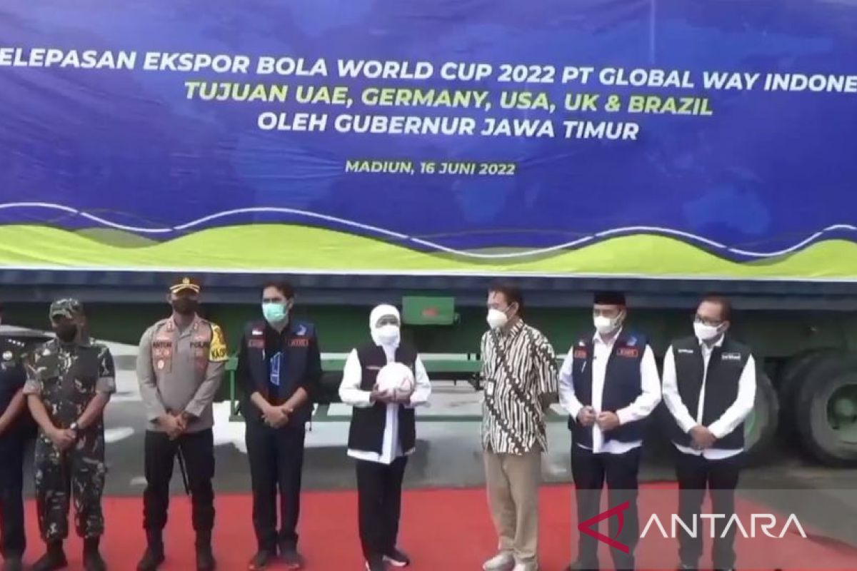 Gubernur Khofifah lepas ekspor bola untuk  Piala Dunia 2022