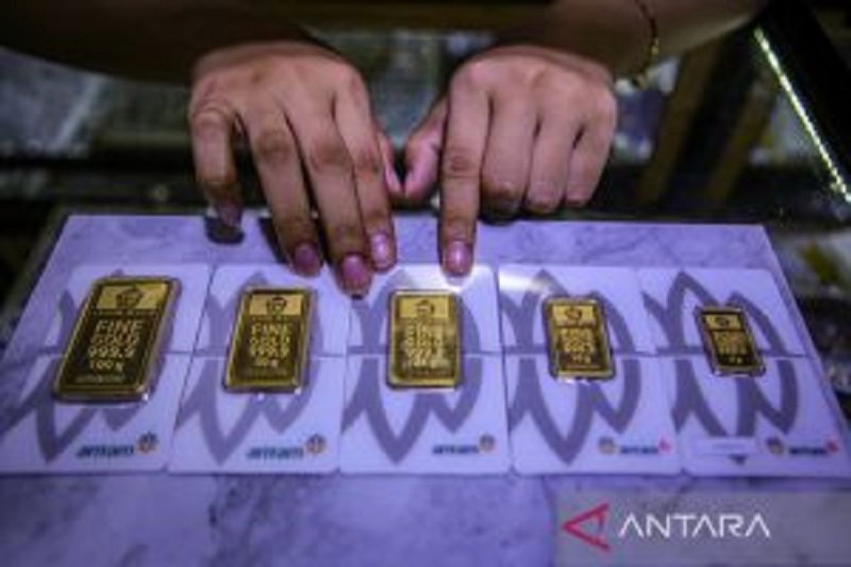 Harga emas Antam turun Rp7.000 per gram pada perdagangan Jumat