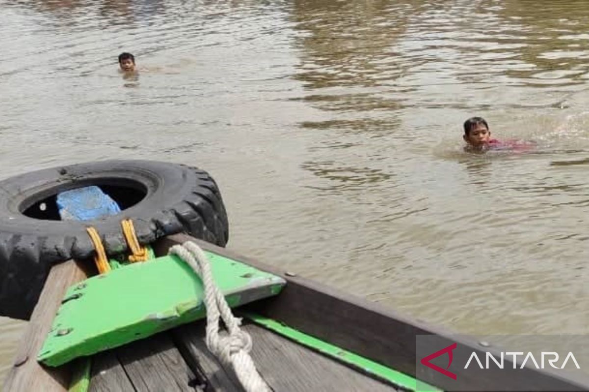 Kelompok anak bermain di sungai ganggu wisata susur sungai