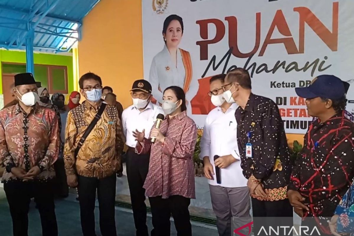 Puan Maharani beri bantuan balita penderita stunting dan disabilitas di Magetan