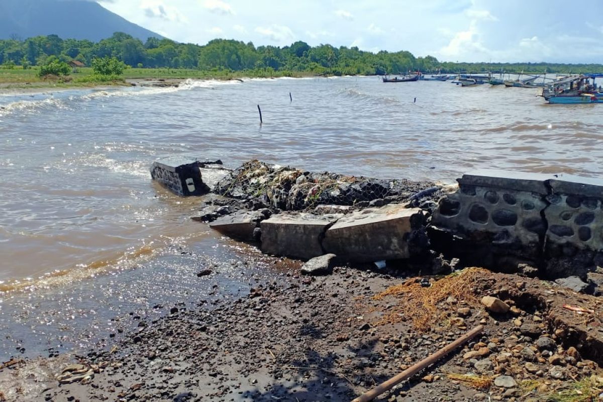 Banjir rob rusak sejumlah rumah warga pesisir Situbondo