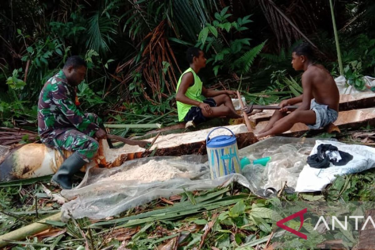 Koramil 1708-06 bantu warga mengolah sagu jadi tepung