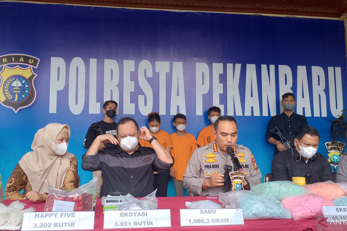 Suami istri pengedar narkoba berkedok jual pakaian di Pekanbaru diringkus polisi