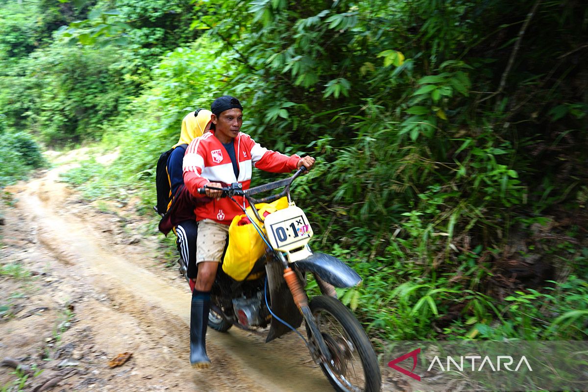 Ojek motor jadi kendaraan utama menuju Dusun Tumba
