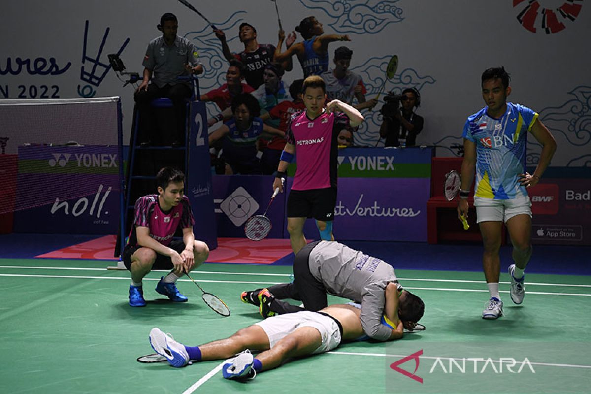 Indonesia Open 2022: Rexy Mainaky peluk Yeremia yang terkapar di lapangan akibat cedera