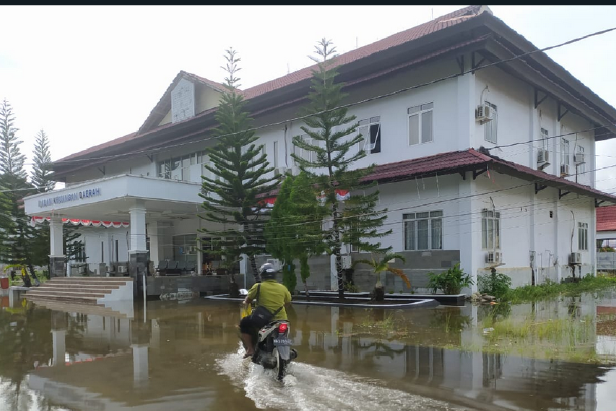 Banjir rendam sejumlah fasilitas perkantoran pemerintah di Sukadana