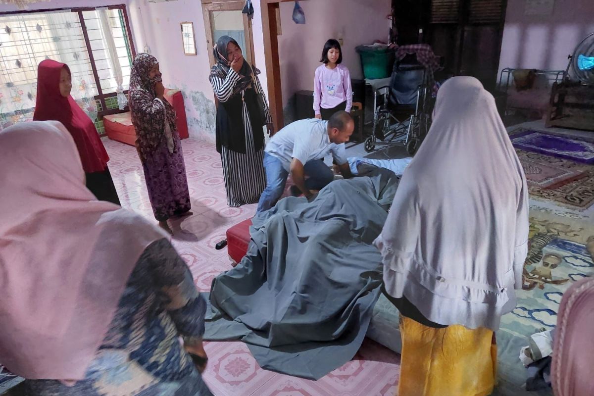 Pria lansia ditemukan meninggal di ruang tamu, badan membiru