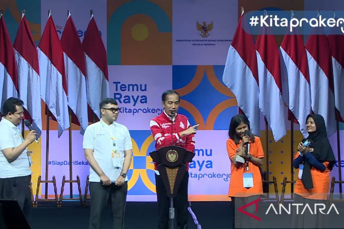 Presiden Jokowi bagikan sepeda dan laptop untuk alumni Kartu Prakerja