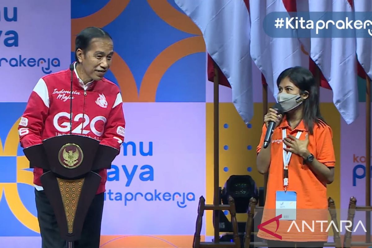 Jokowi alihkan topik ketika ditanya soal tak jadi Presiden lagi