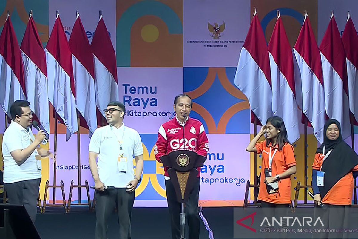 Jokowi geleng kepala alumni Kartu Prakerja minta motor