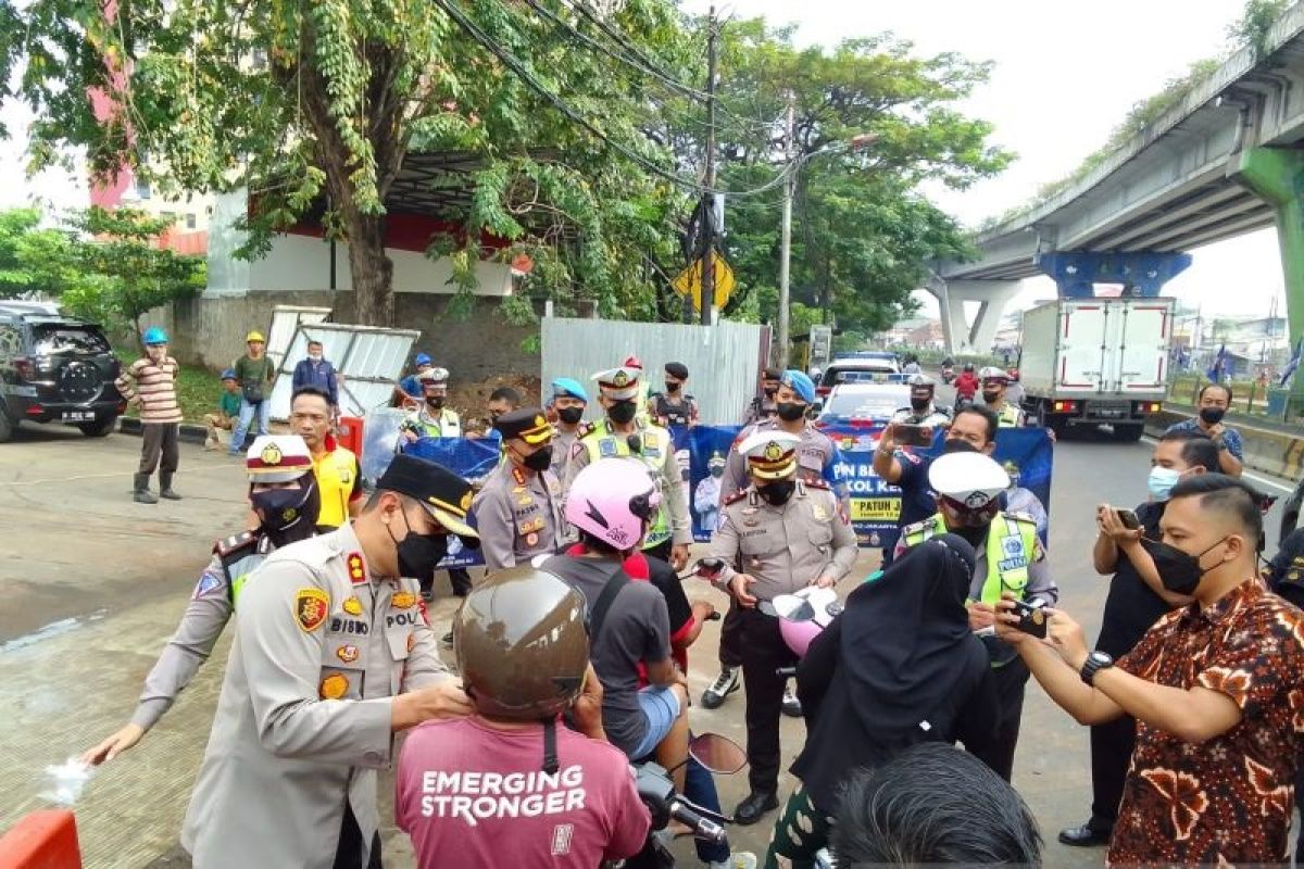 Polisi bagikan 100 helm saat lakukan Operasi Patuh Jaya di Pesing