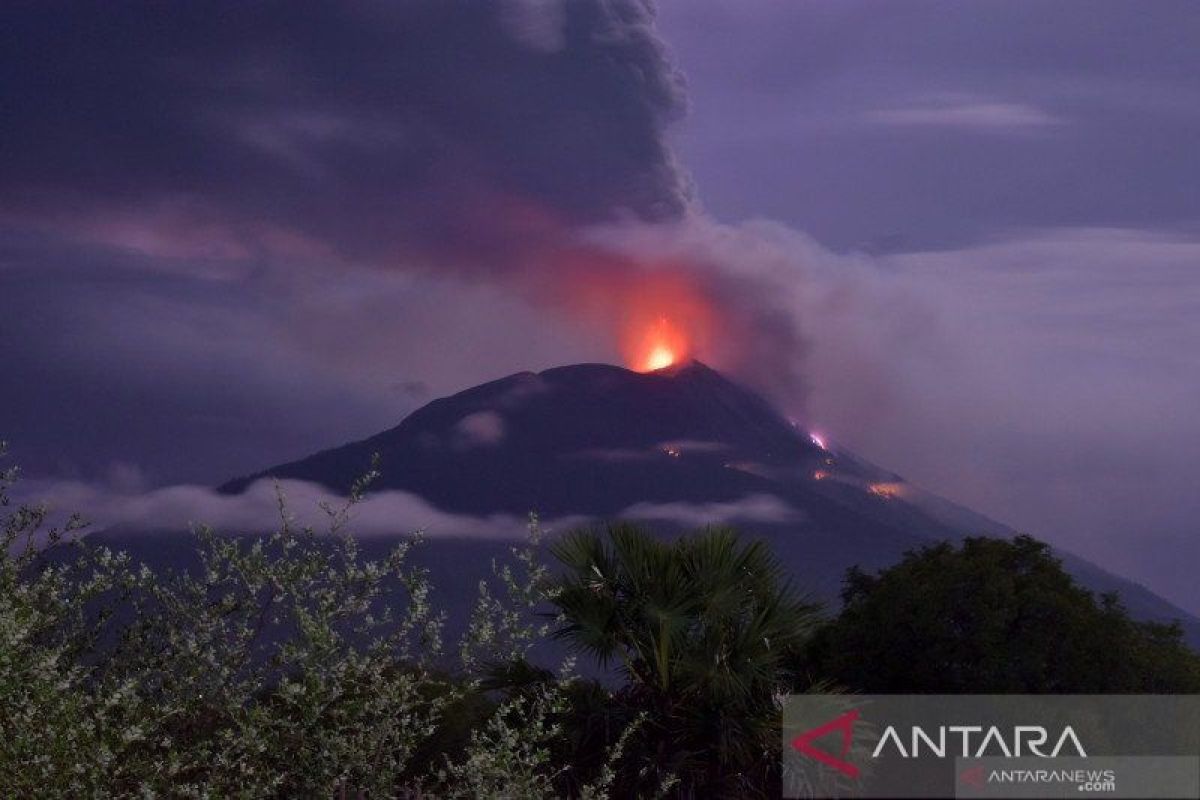 Erupsi kembali terjadi di puncak Gunung Lewotolok