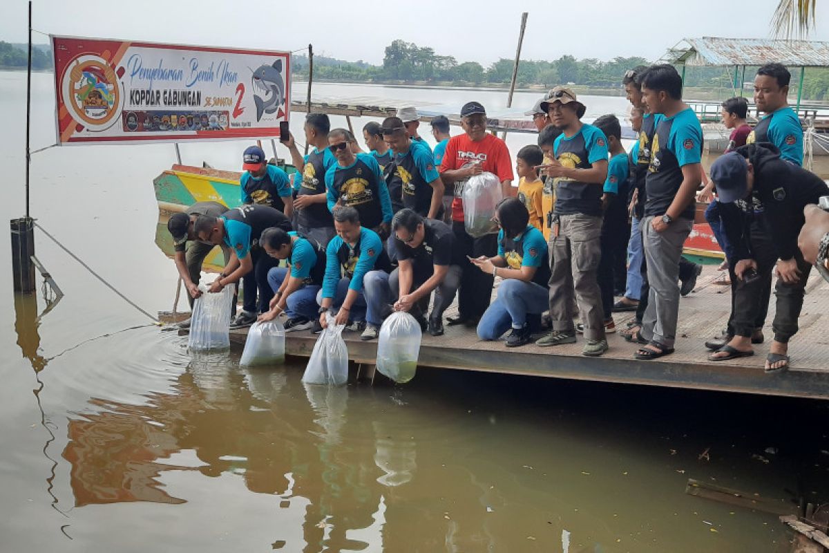 Tabur benih ikan meriahkan Kopdargab Teruci se-Sumatera di Pekanbaru