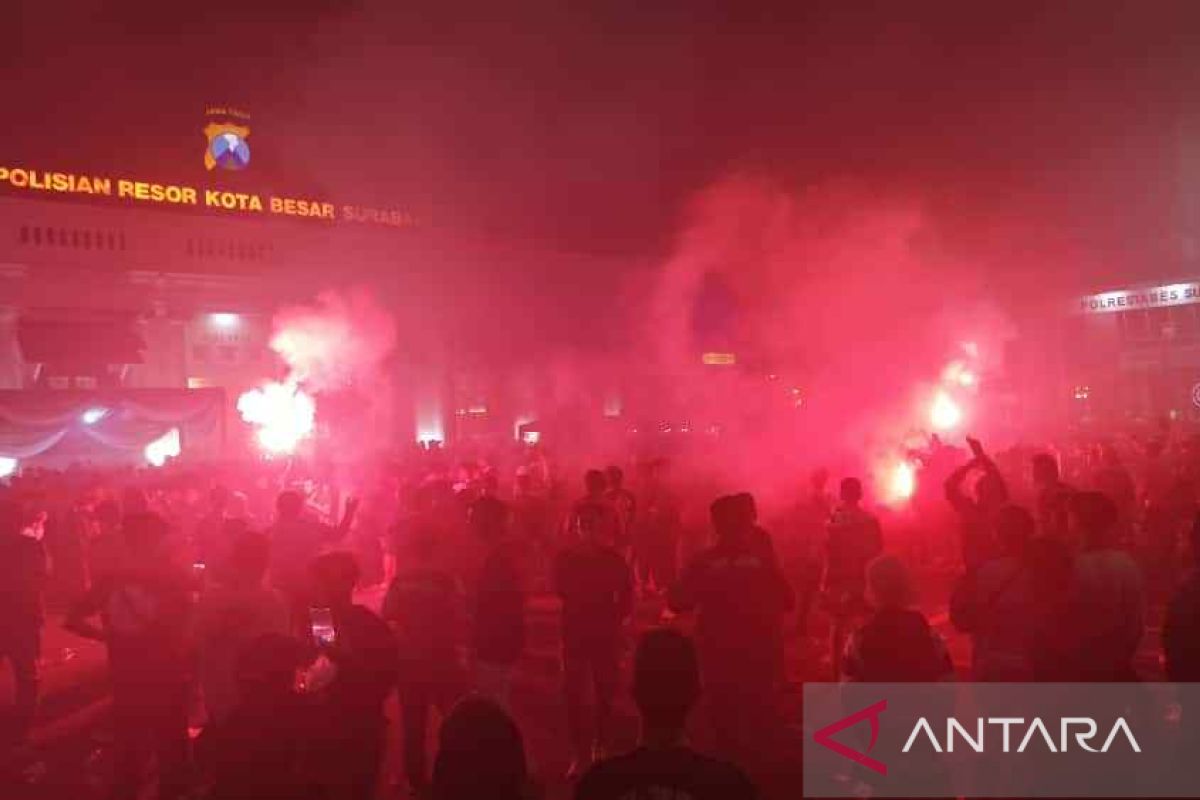 Bonek pesta kembang api rayakan ultah Persebaya ke-95