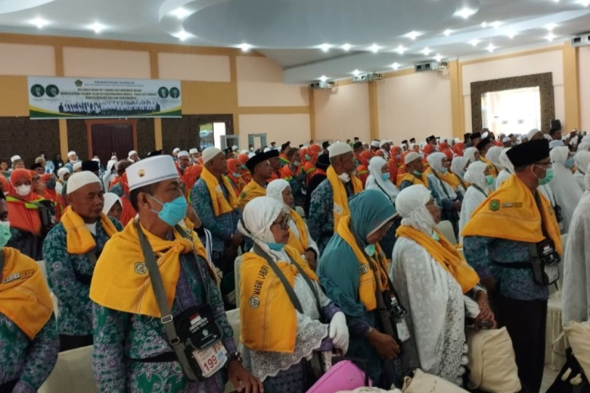 Bupati Asahan  lepas keberangkatan jamaah calon haji kloter 8