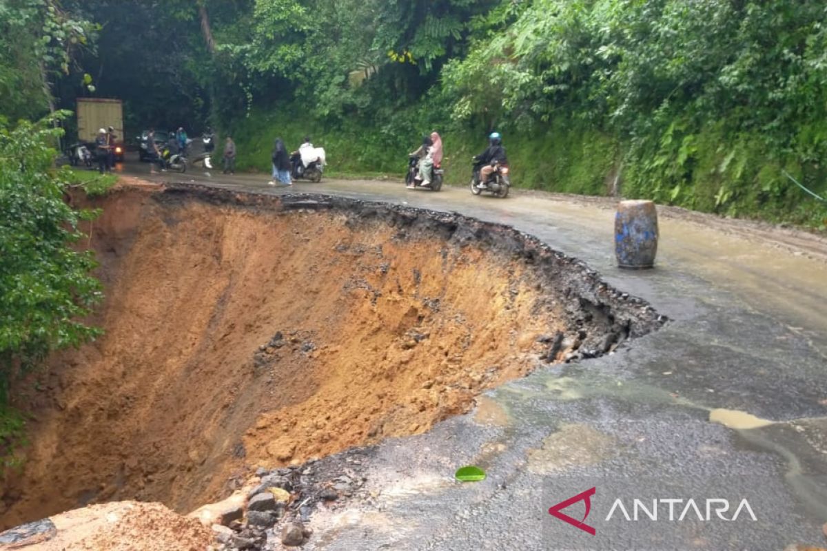 Badan jalan amblas, hindari jalur Tanggeung-Sindangbarang Cianjur