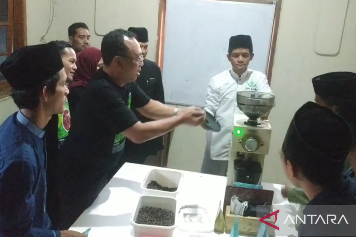 Ponpes Al Khairiyah Banu Al Qomar bangun jiwa kewirausahaan warga dan santri lewat produksi kopi