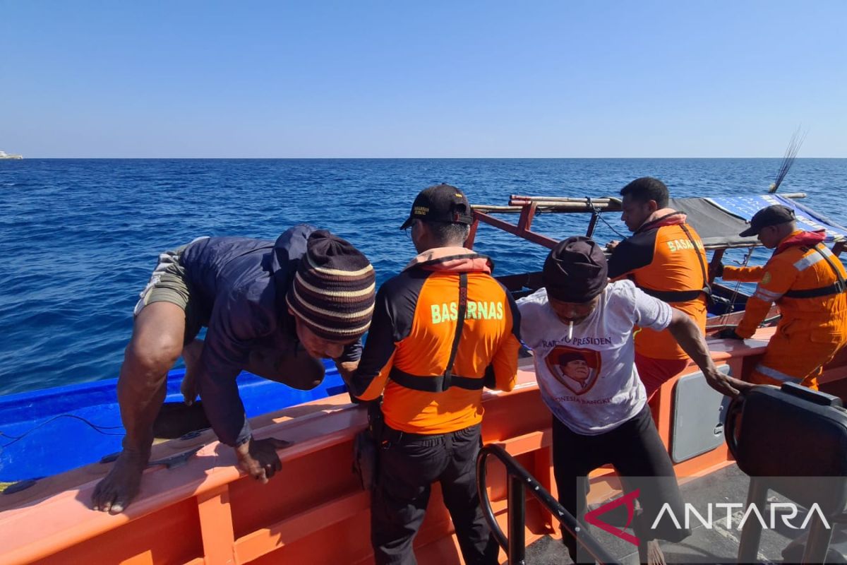 Tim SAR evakuasi nelayan yang perahunya rusak  di Pulau Kera