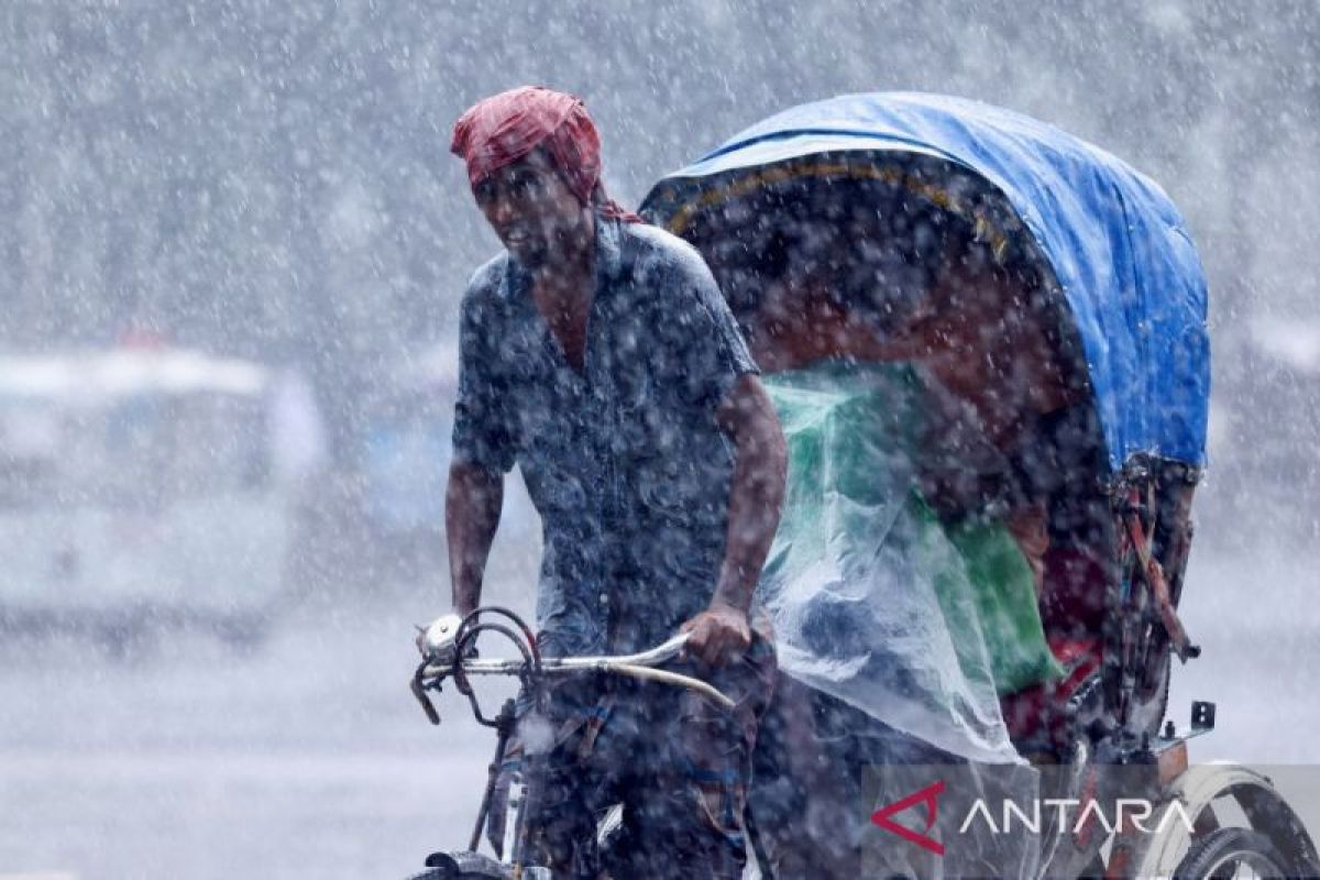 Banjir landa Bangladesh dan India, belasan orang tewas tersambar petir