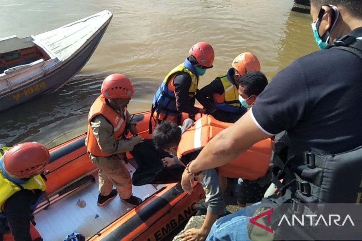 Tim SAR berhasil menemukan jasad remaja yang tenggelam dua hari di Sungai Musi