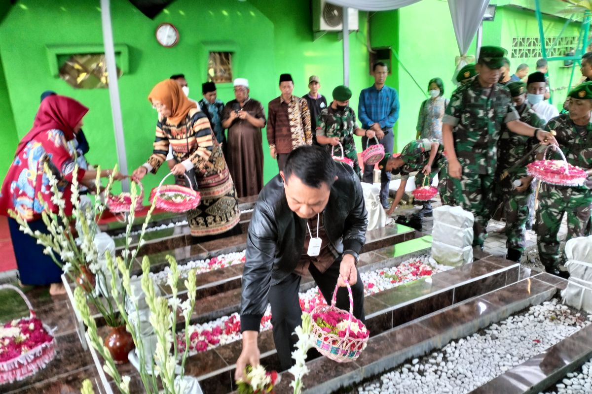 Jenderal Dudung ziarah makam sesepuh ulama Sono di Sidoarjo