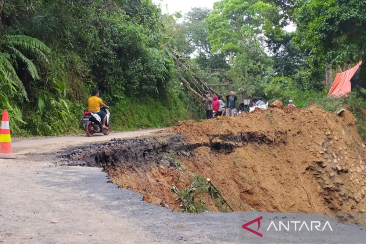 Petugas alihkan arus kendaraan ke jalur Sukanagara-Tanggeung