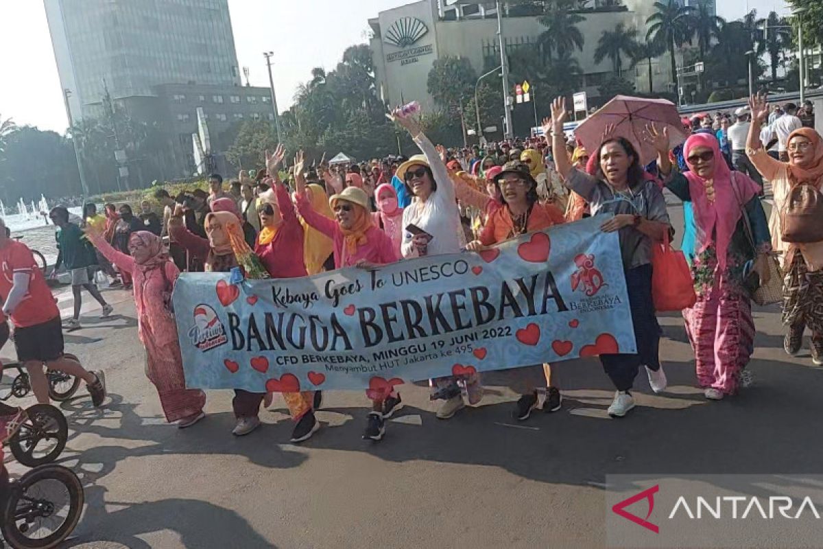 Peserta "Kebaya Goes to UNESCO" menyanyikan lagu Indonesia Pusaka