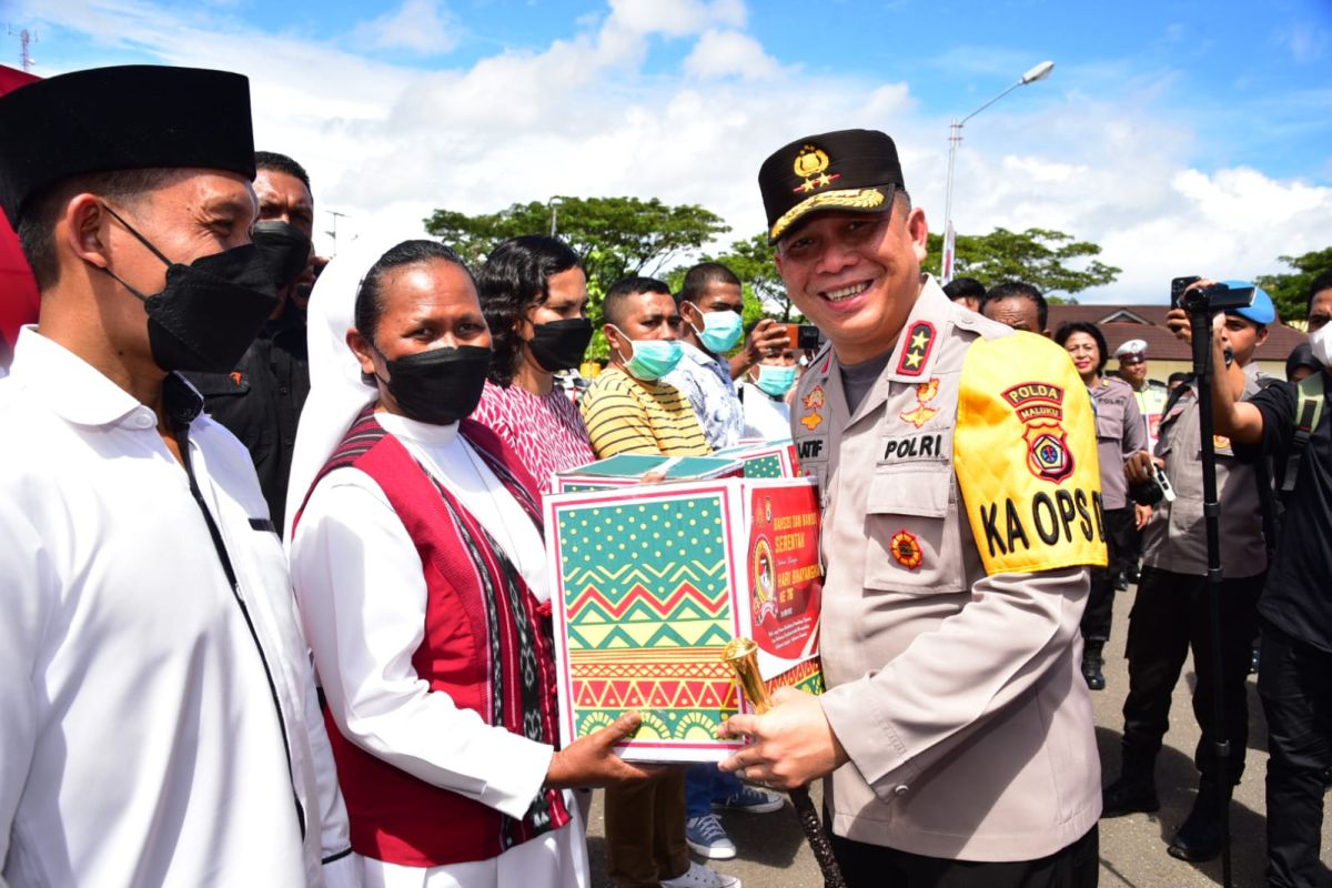 Polda Maluku salurkan 1.300 paket bansos untuk masyarakat sambut Hari Bhayangkara