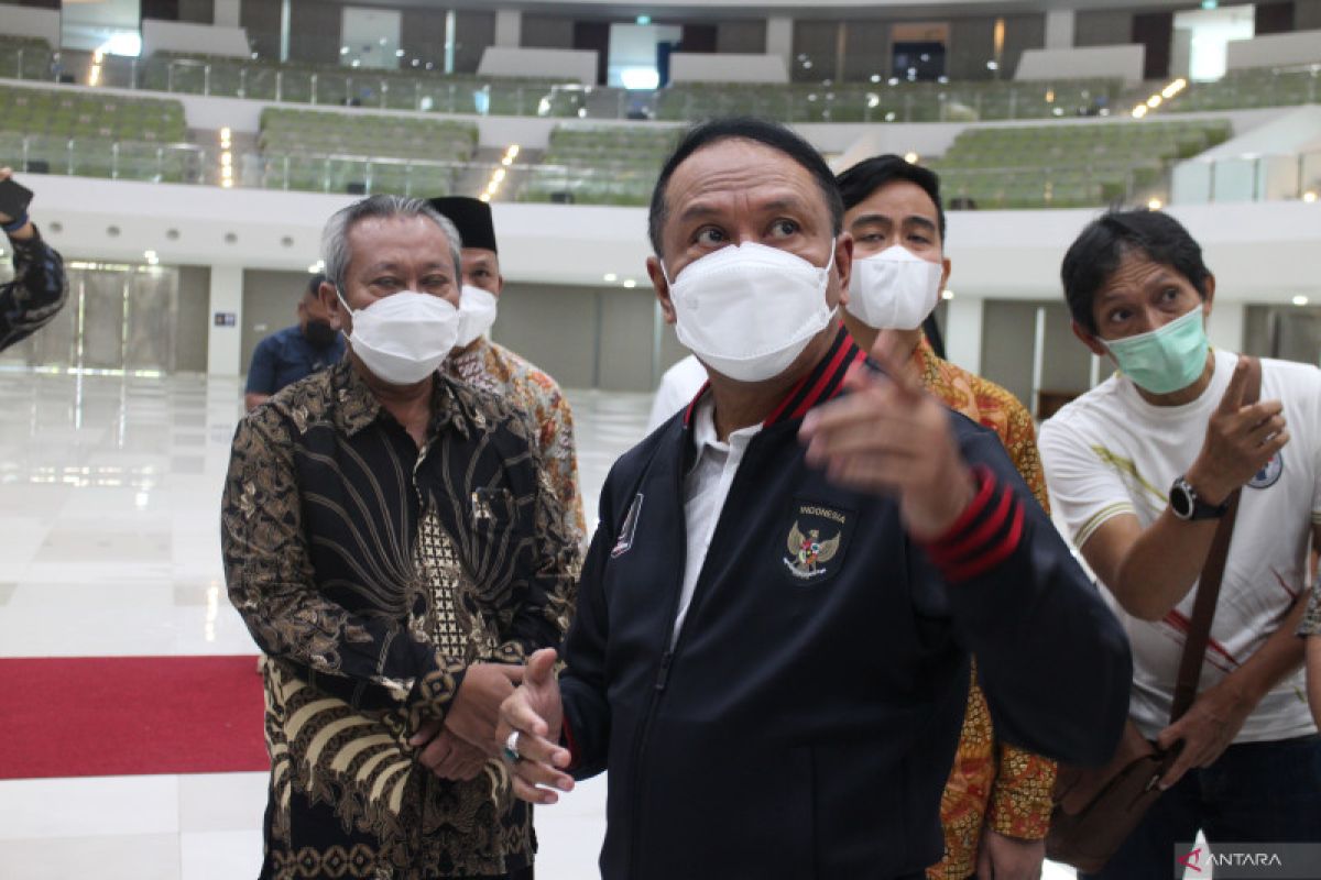 Menpora tinjau arena bulu tangkis persiapan APG 2022 di Solo