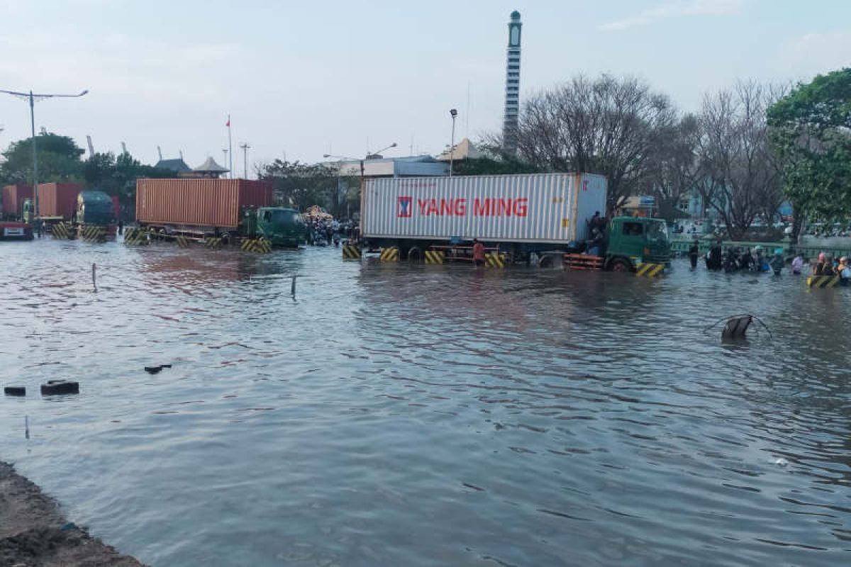 Banjir rob landa kawasan Pelabuhan Tanjung Emas Semarang