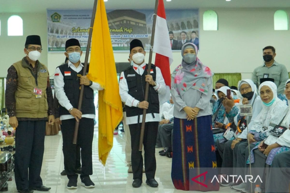 Jamaah NTB dibekali masker dan pembersih tangan