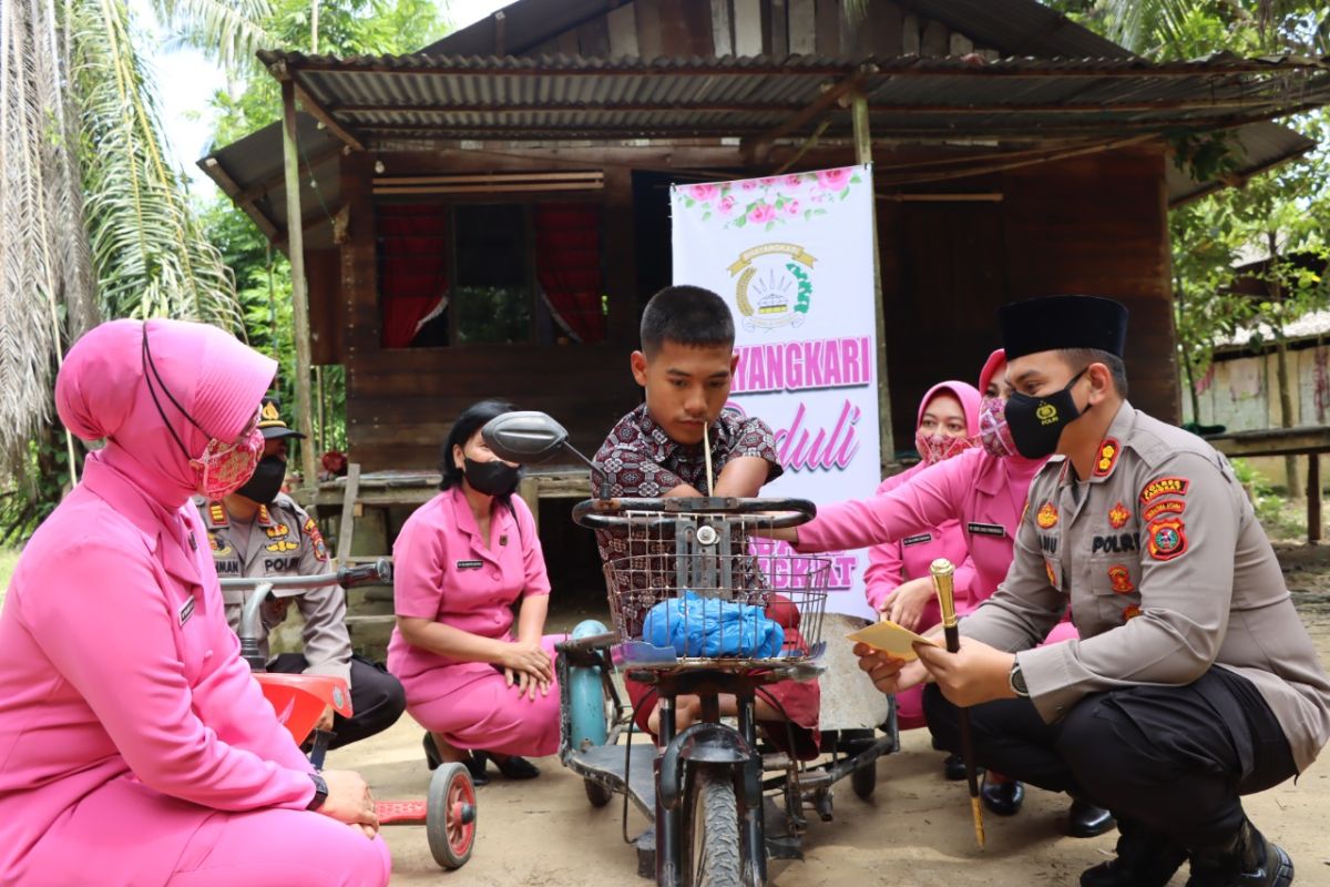 Kapolres Langkat serahkan bantuan kepada warga kurang mampu