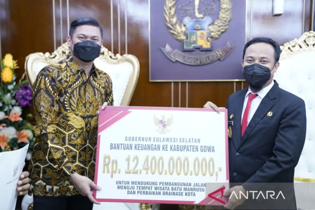 Gubernur Sulsel serahkan bantuan Rp12,4 miliar untuk pulihkan ekonomi Gowa